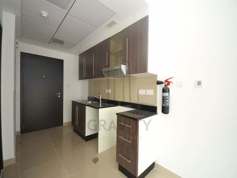 nicely-kept-open-kitchen-area-near-the-entrance-of-the-studio-al-reef-downtown