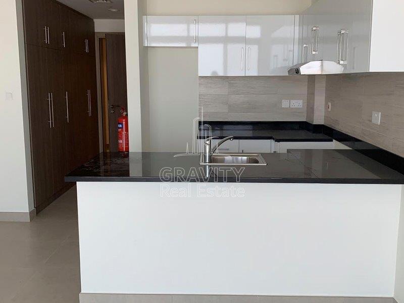 open-kitchen-and-entrance-of-the-studio-saadiyat-soho-square