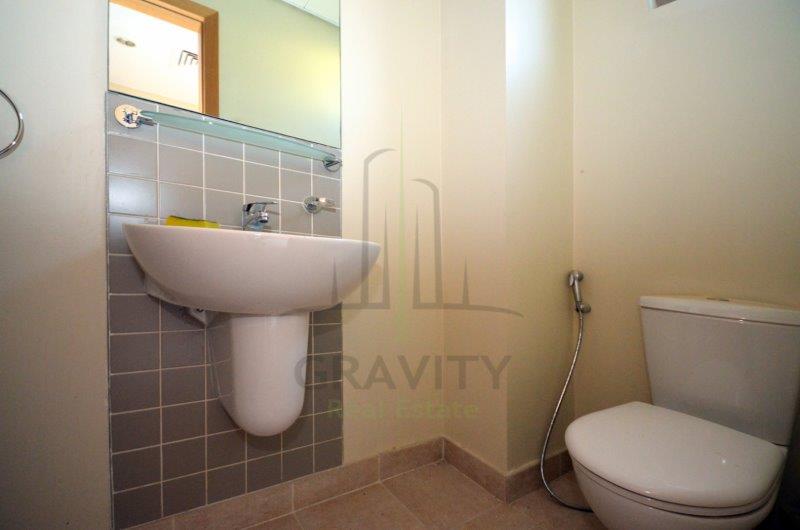 well-maintained-bathroom-of-a-3-bedroom-townhouse-in-al-mariah-community-raha-gardens-for-rent