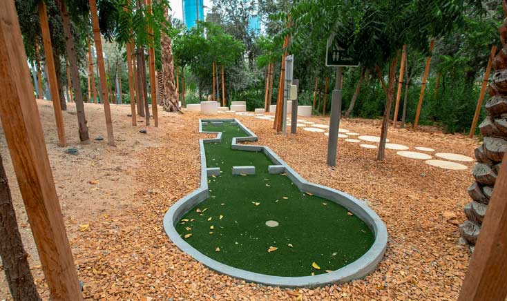 al-fay-park-mini-golf-between-trees