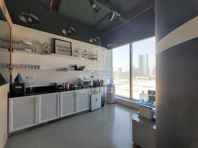 stunning-pantry-of-a-unit-in-addax-port-office-tower-in-reem-island